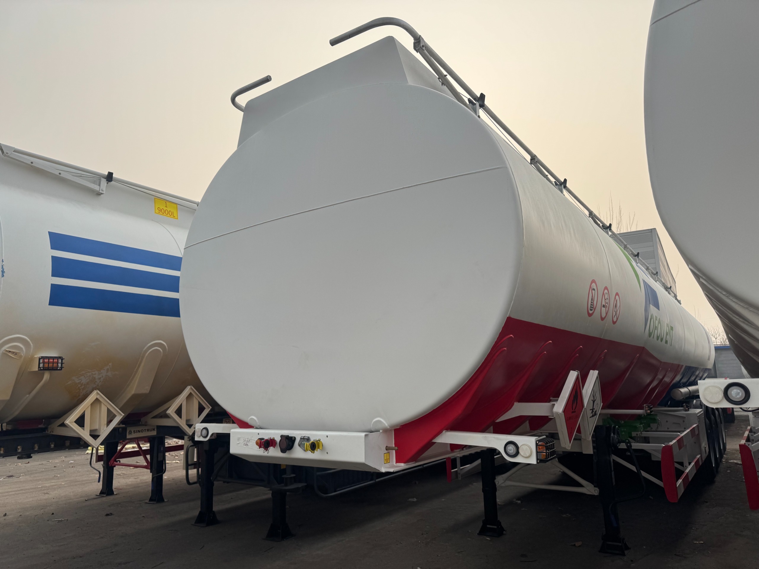 TRI-AXLE FUEL TANKER SEMI-TRAILER